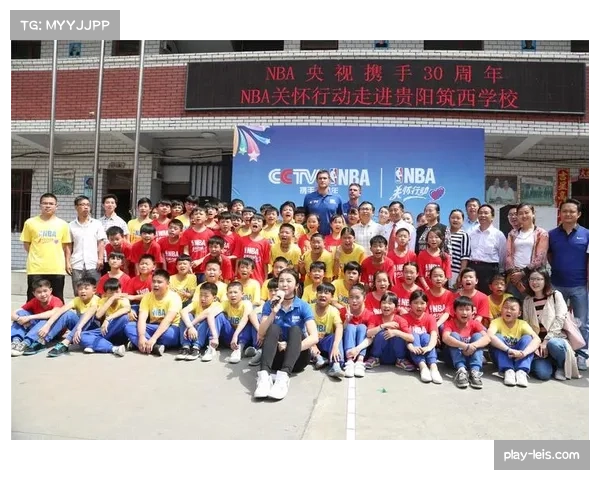 NBA关怀行动组织球员前往当地小学，开展“读书月”公益活动